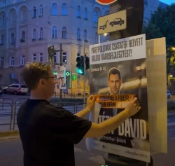 Miért vannak még mindig kint Budapest utcáin a választási plakátok?