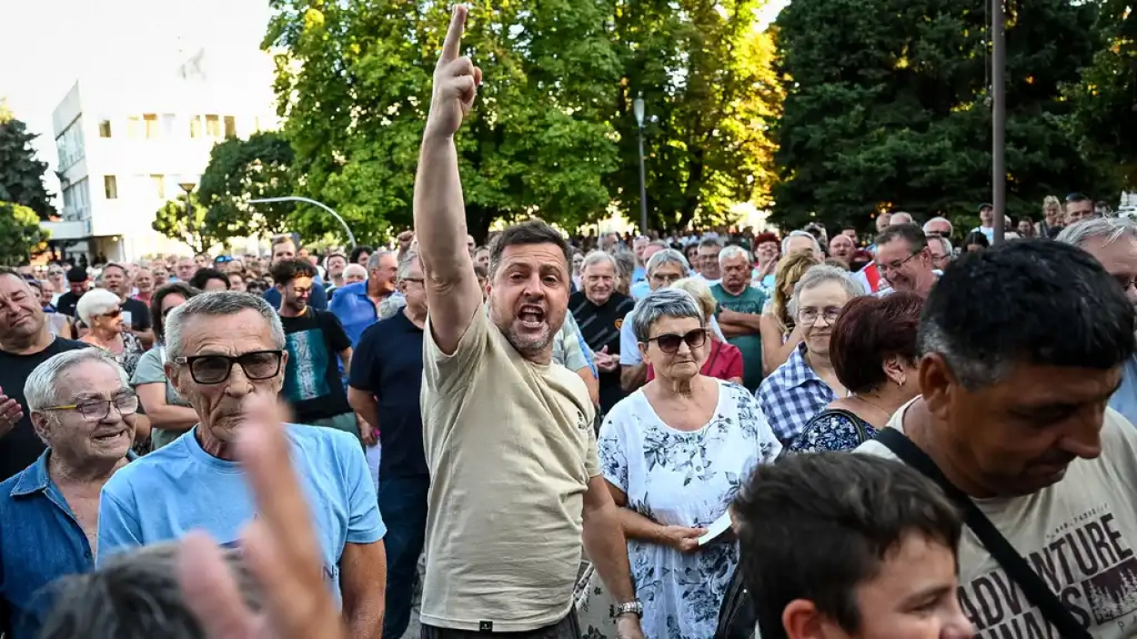 Tüntetést tartottak a paksiak, és megszólalt a fideszes polgármester is