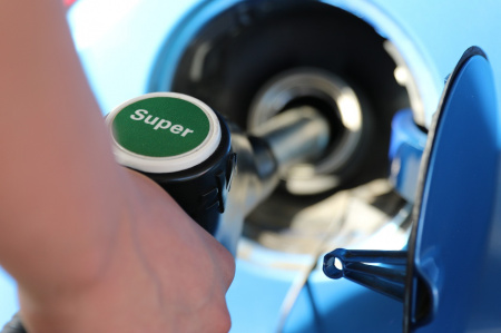  A kormány megemelte a jövedéki adót, aminek hatására legalább 40 forinttal emelkedik a benzin ára