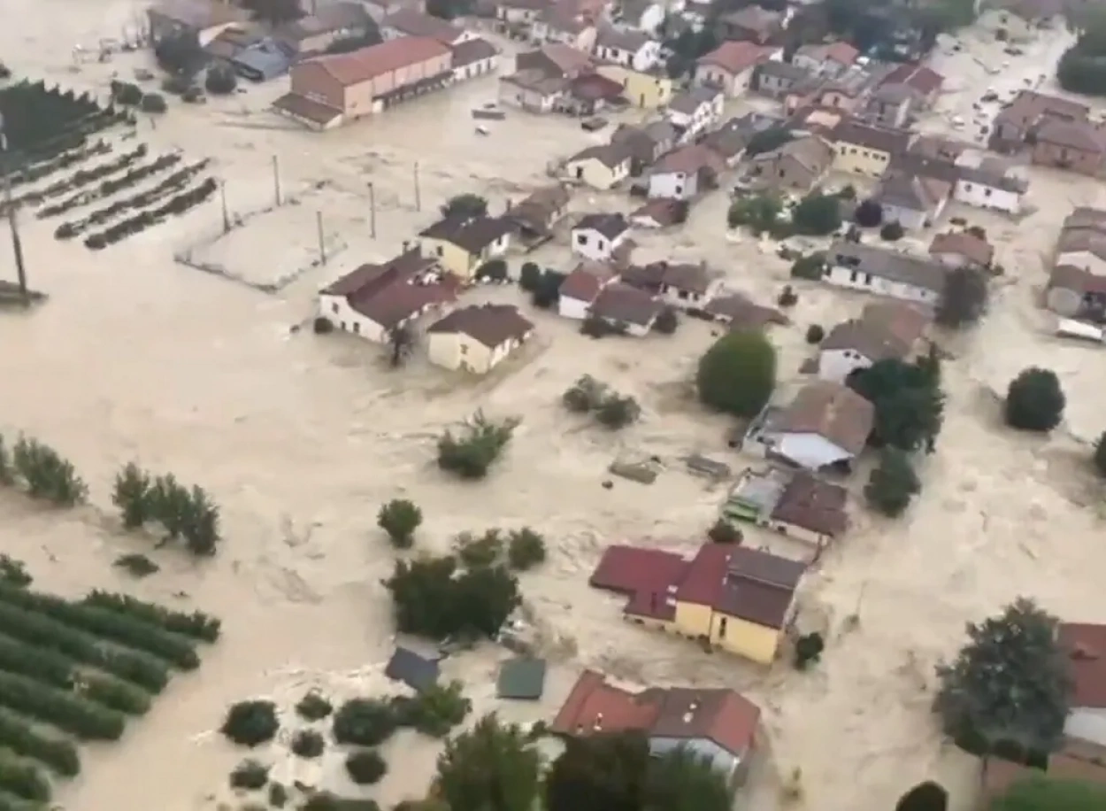 Helikopteres mentés Olaszországban az áradások után: több mint 1000 lakost evakuáltak