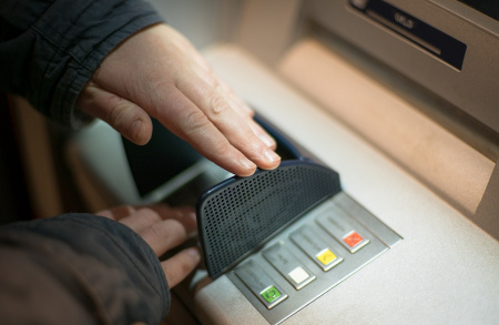  Már a minimálbér összegét sem veheted ki ingyen egy bankautomatából