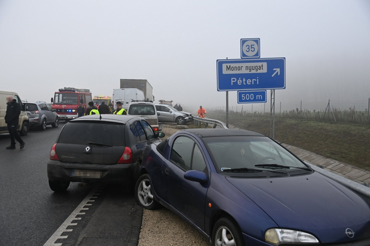 Tragikus balesetek a jeges úton! Hármasával ütköznek az M4-esen az autók!