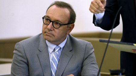  Három férfival is erőszakoskodott, vádat emelnek Kevin Spacey ellen