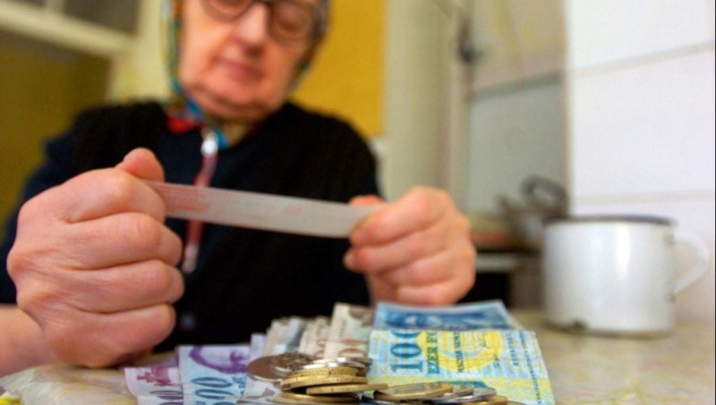 Készüljenek az idősek! Pénteken utalják a nyugdíjat
