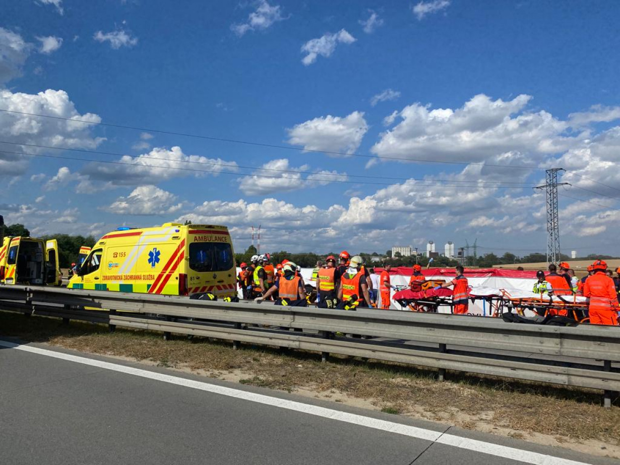 Buszbaleset Csehországban: halálos áldozat, több mint 70 sérült