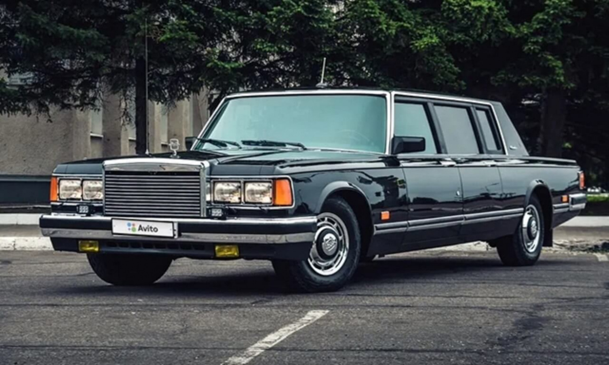 Akarsz magadnak egy alig használt limuzint? Százmillióért megkaphatod a szovjet autóipar luxustermékét