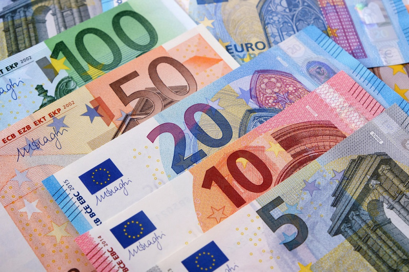 Rég volt ilyen erős a forint! 400 alatt az euró!