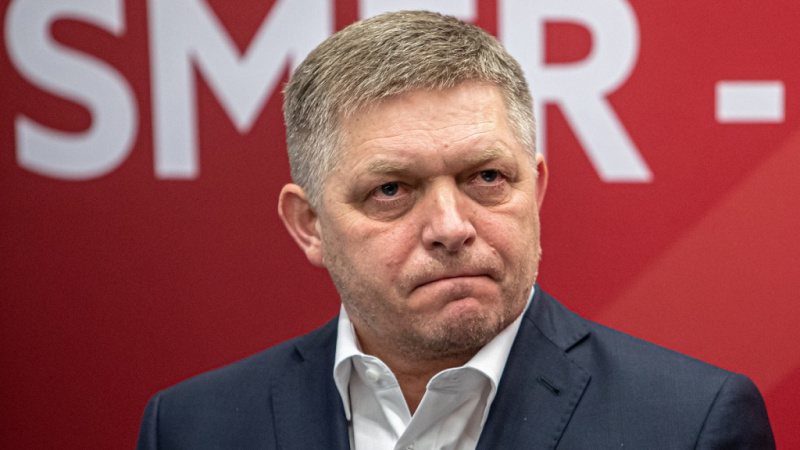 Kattant a bilincs Robert Fico csuklóján