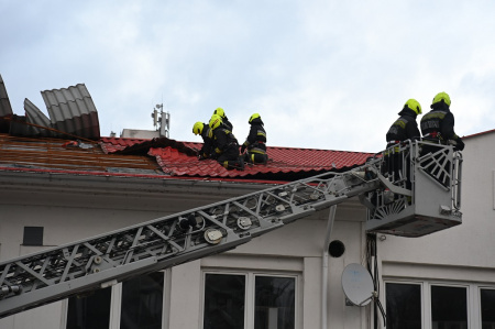  A tomboló szélviharban megállás nélkül dolgoztak a tűzoltók