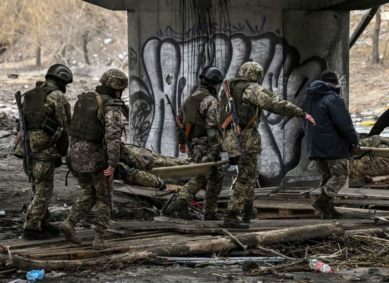 Ez már barbarizmus! Ukrán hadifoglyot fejeztek le kiskéssel orosz katonák