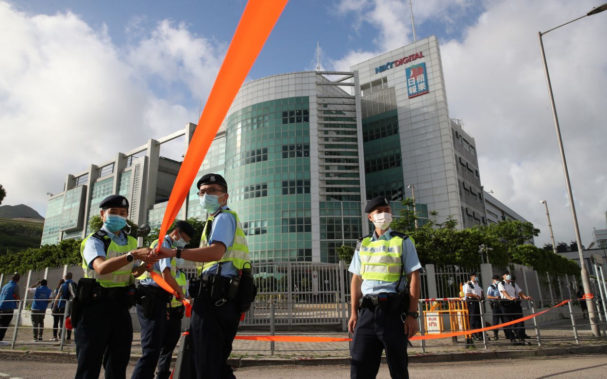 Őrizetbe vették a már megszűnt, hongkongi Apple Daily vezető főszerkesztőjét