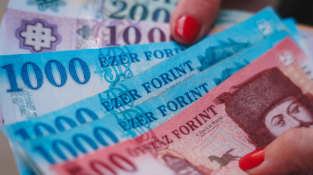  692 700 forint volt az átlagbér októberben Magyarországon