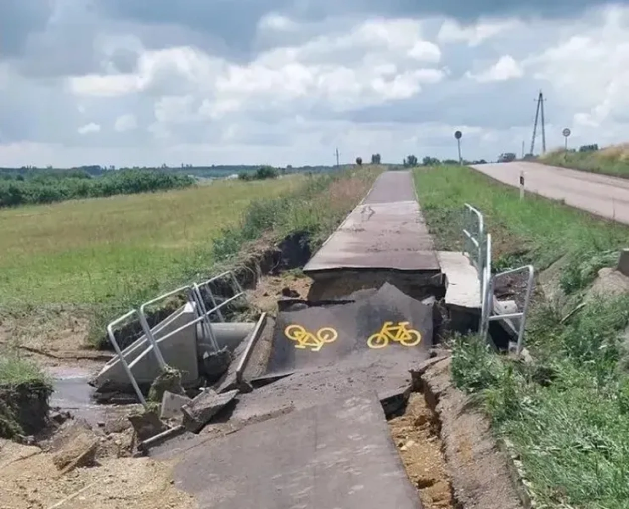 Két magyar kerékpárút is beomlott, javításuk késik