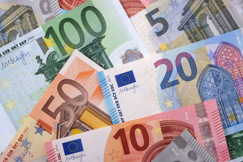 Vegyesen alakult a forint árfolyama hétfő reggel
