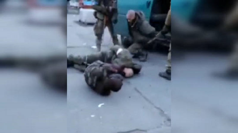 Az egész világ döbbenten áll a videofilm előtt, melyen orosz foglyokat lőnek lábon