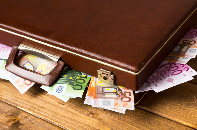 Itt az erős forint hatása - megrohanták az emberek a valutaváltókat