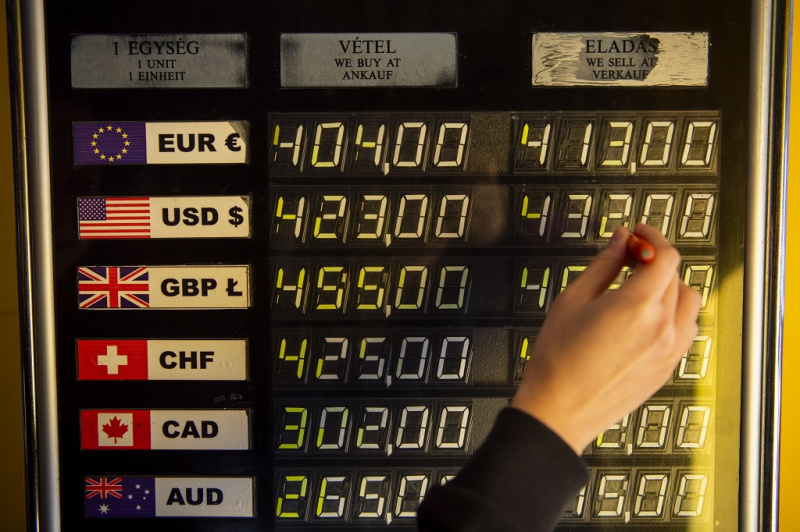 Történelmi mélyponton a forint