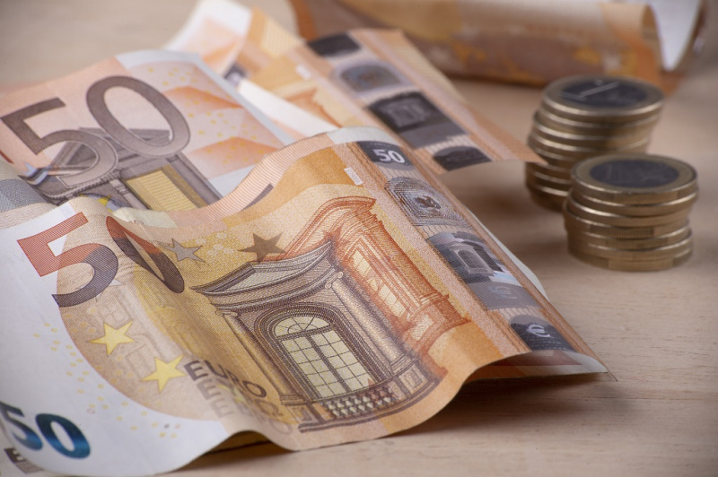 Ma este már több mint 370 forint volt az euró!