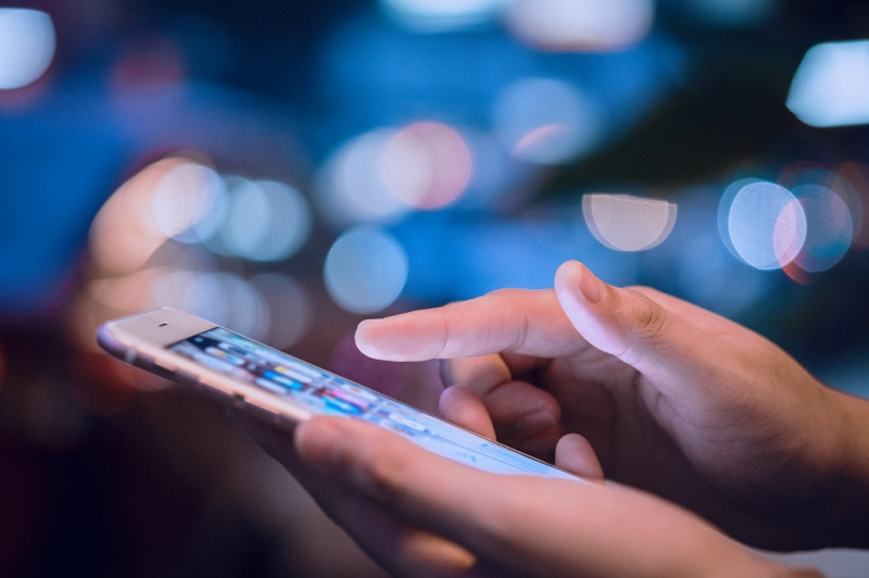 Eldőlt! Július 1-től még tíz évig többletköltség nélkül telefonálhatunk az Unión belül