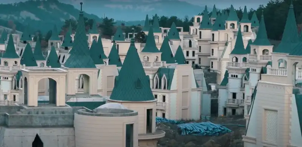 Így lett a luxusból szellemváros: a Burj Al Babas kastélyok története