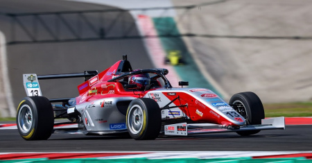  Arccal az F1 felé – már a Formula 4-ben pallérozódik a fiatal magyar reménység