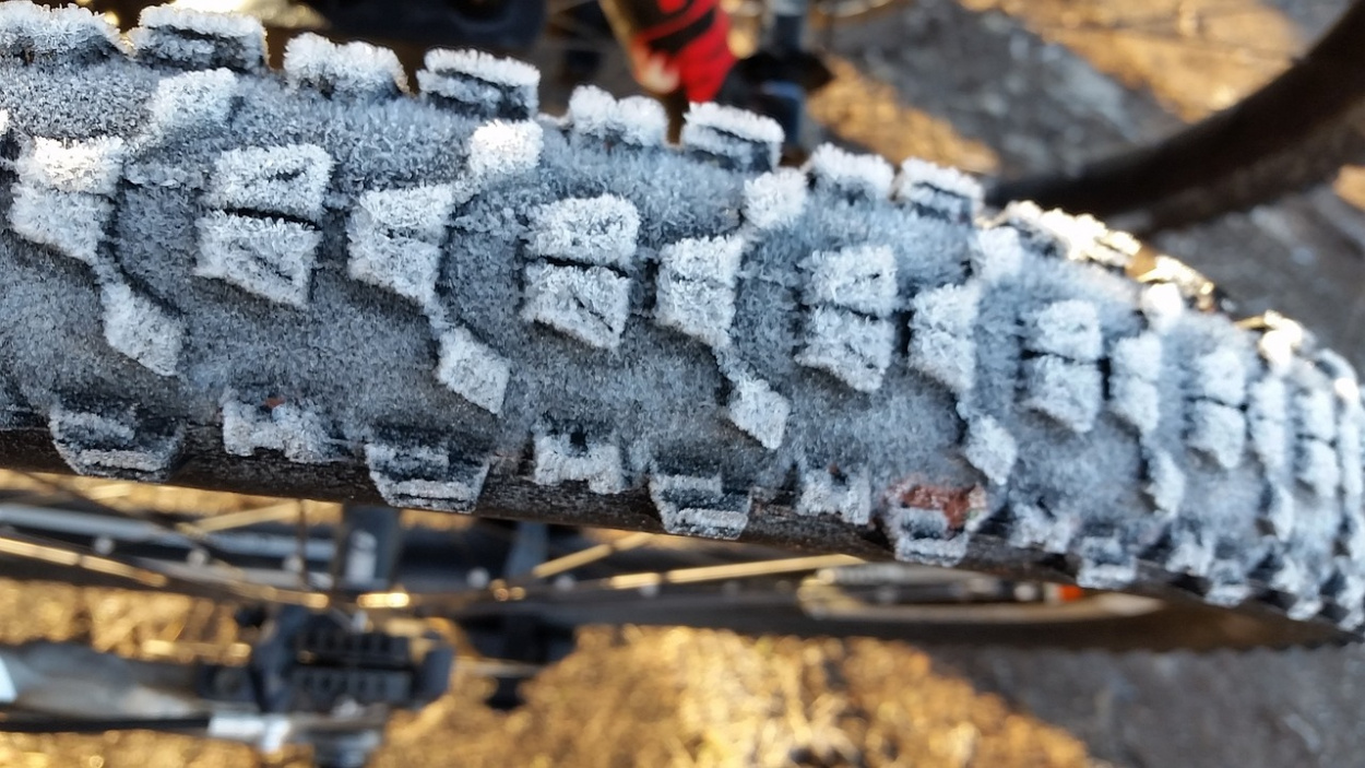 Nemcsak az autókra, de már a biciklikre és a rollerekre is ajánlott a téli gumi