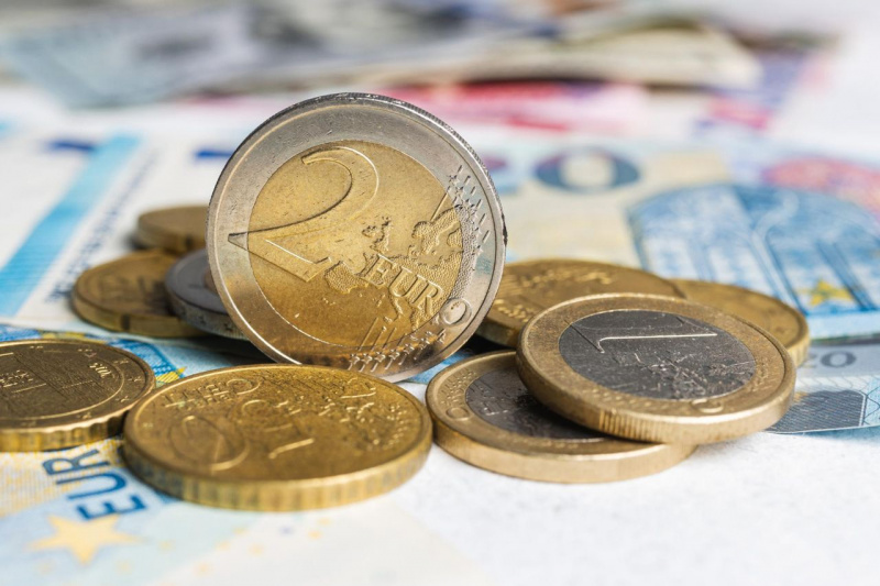 Erősödéssel indította a hetet a forint