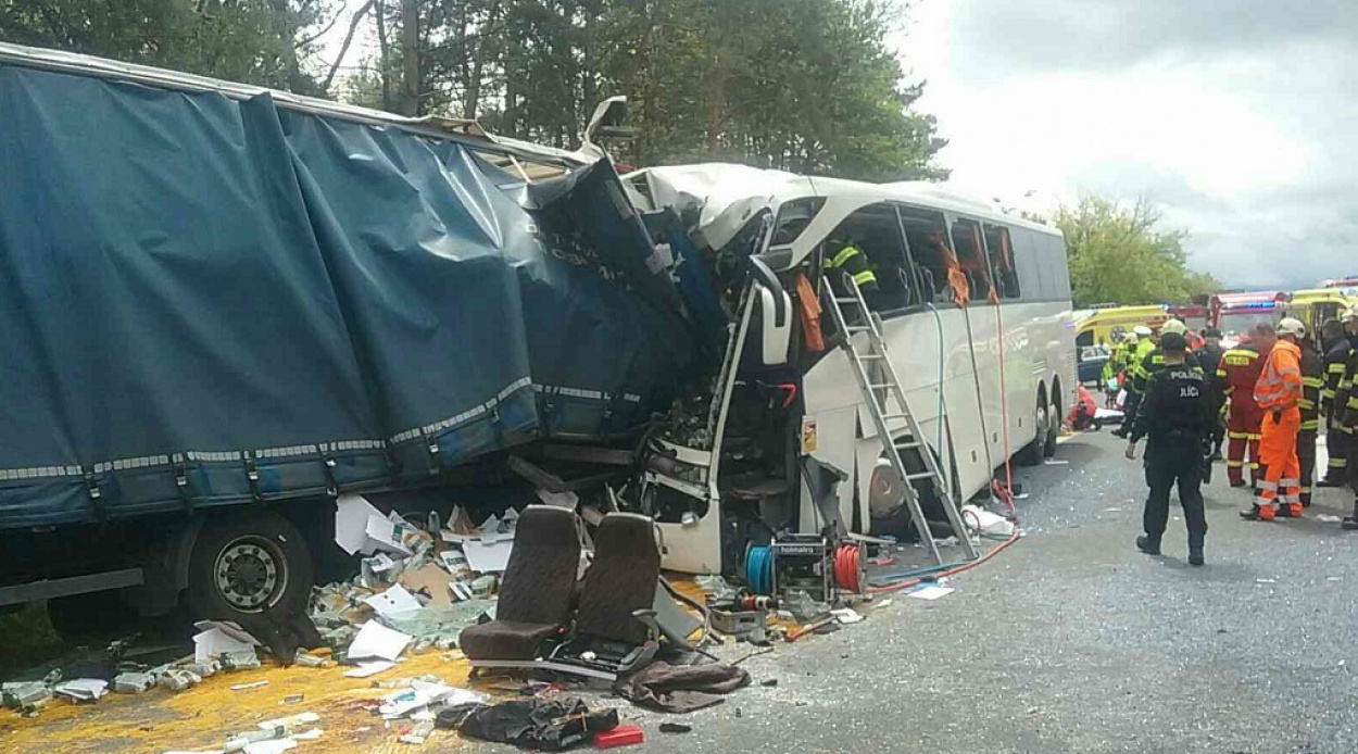 Buszbaleset: százas tempónál elaludhatott a sofőr, mielőtt belevágódott a kamionba