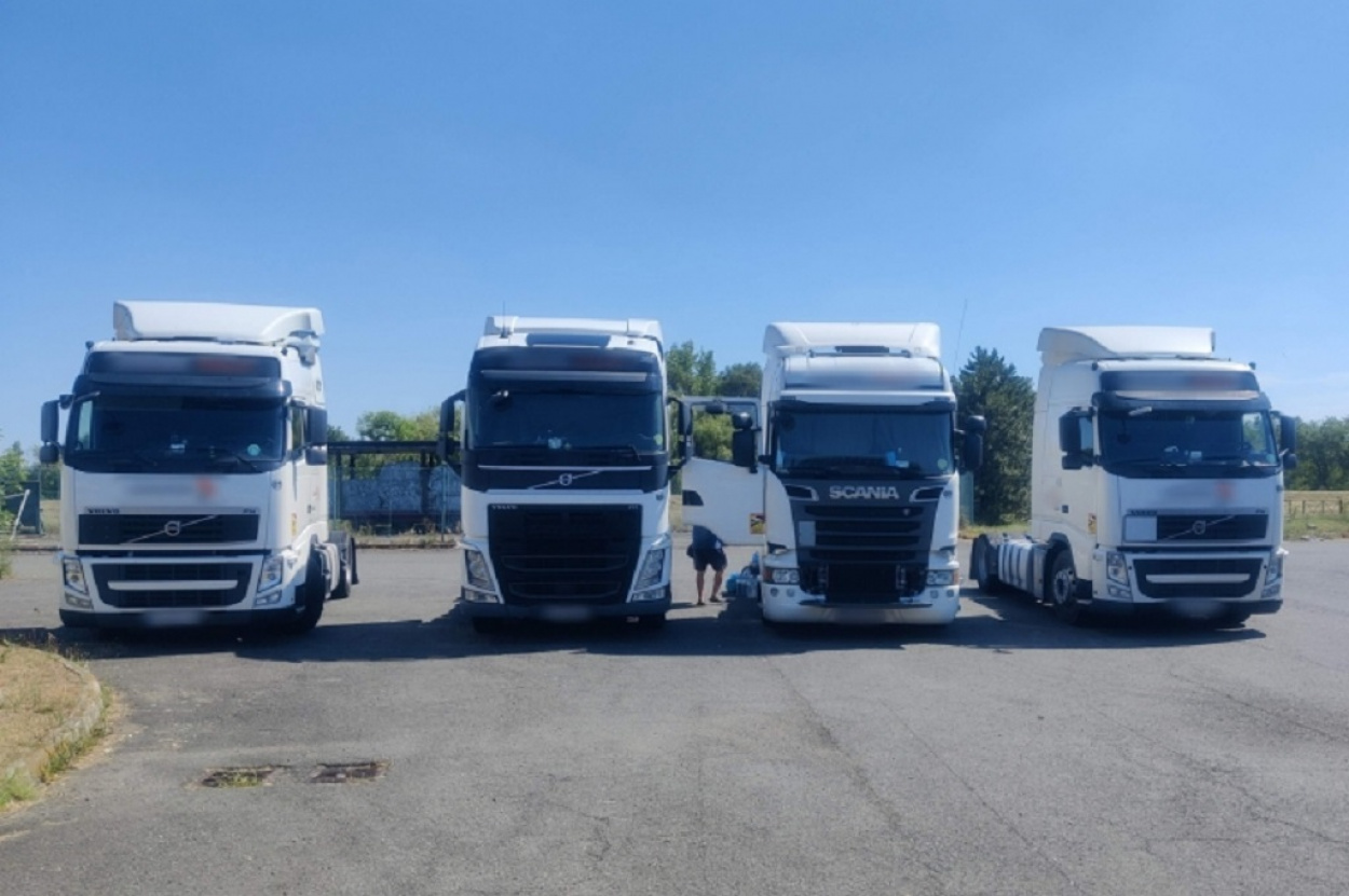 Tizenhét, összesen 127 millió forint értékű kamion akadt fenn a magyar-román határon!