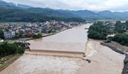 Tízezreket kellett evakuálni Kínában a hatalmas árvíz miatt