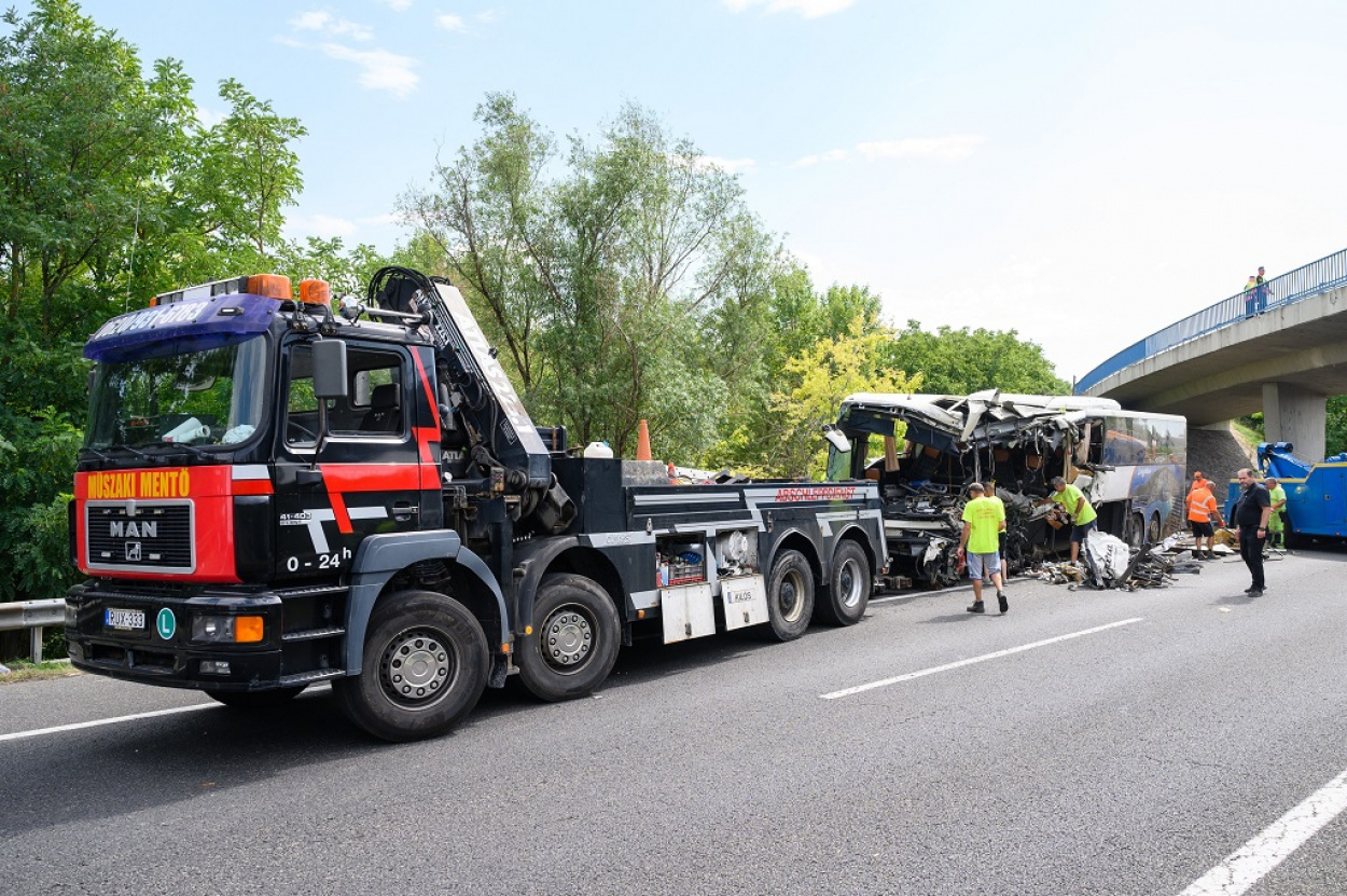 Újabb áldozata van az M7-sen történt buszbalesetnek