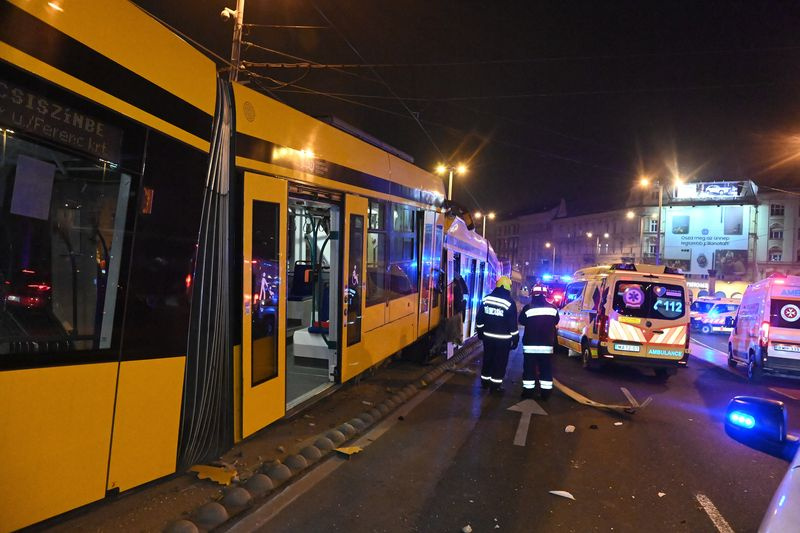 Összeütközött két villamos a Petőfi hídon, többen megsérültek