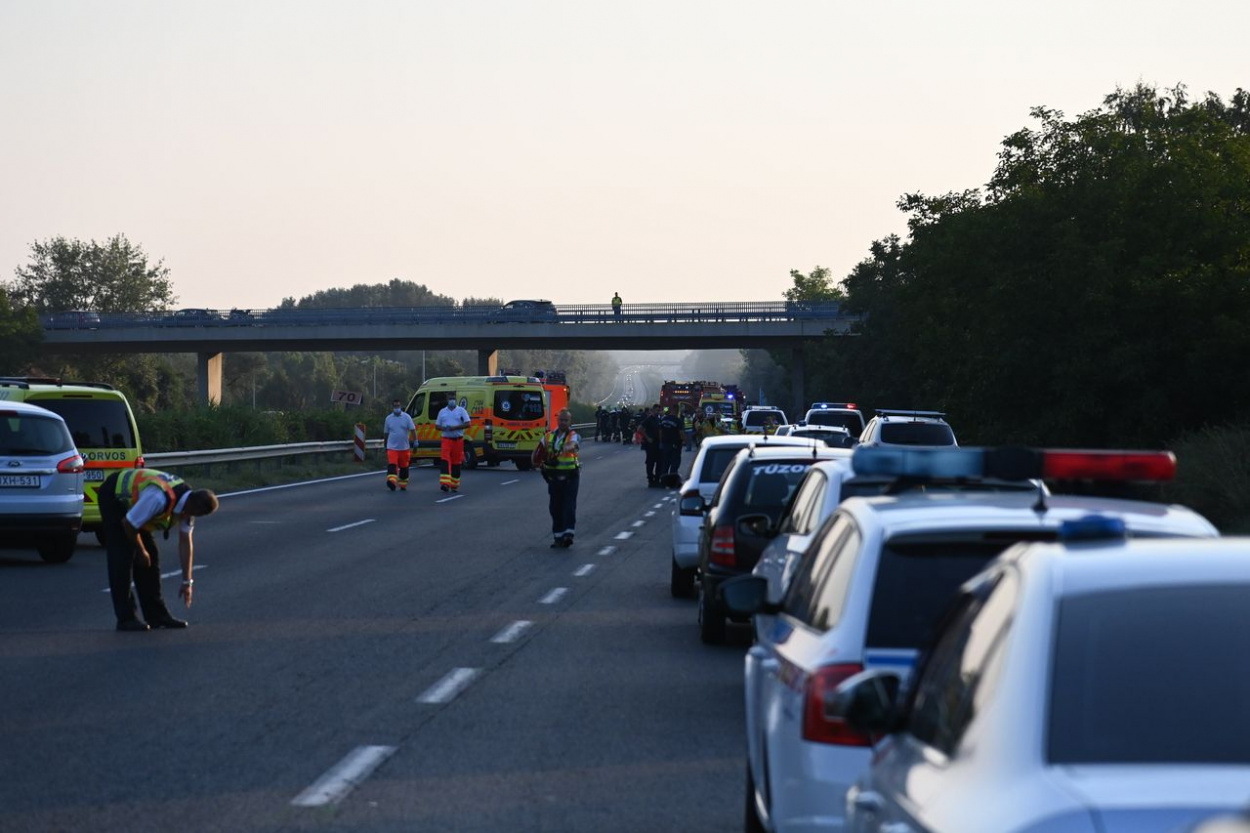 Nyolcan meghaltak az M7-es autópályán árokba borult buszban