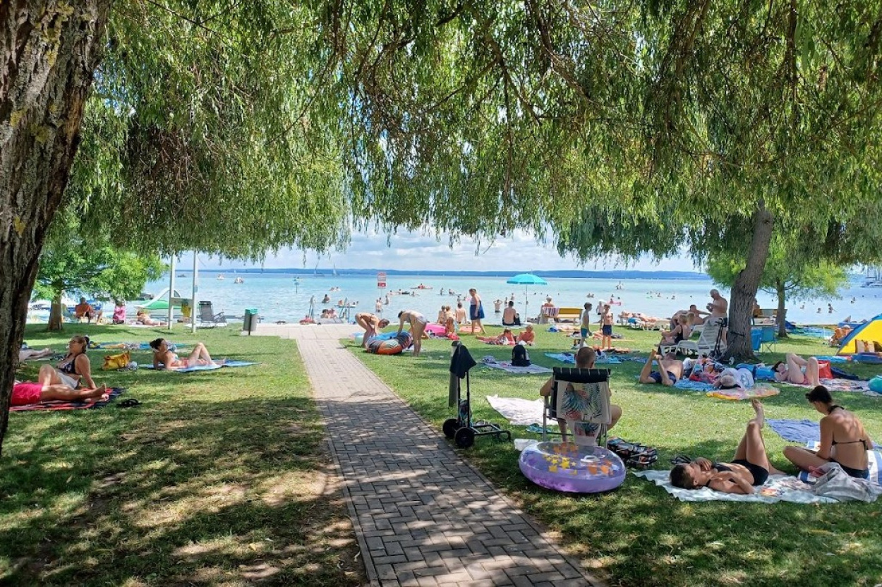 Balatonra mész a családdal? Na, akkor töltsd fel a bankkártyádat, mert 52 ezer forint egy egynapos strandolás