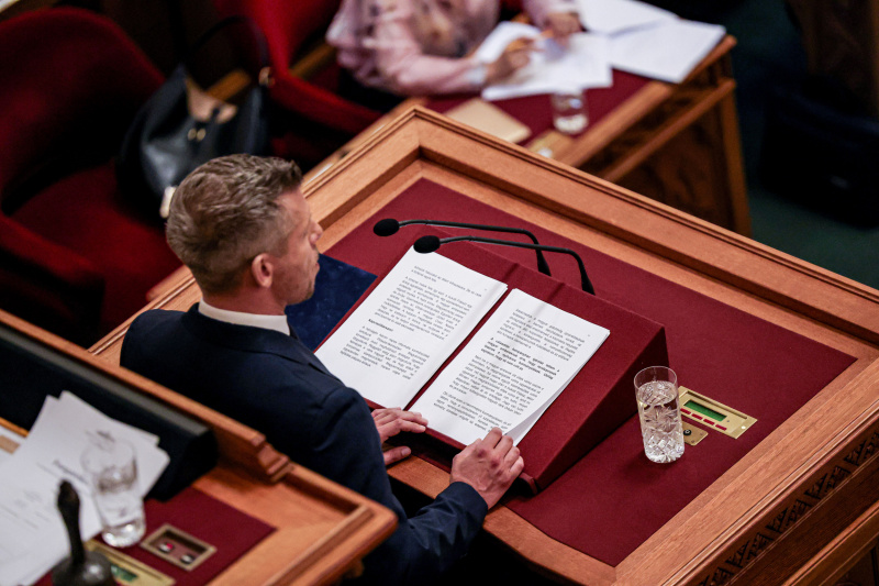 Megszűnik az árrésstop, duplázódik a családi pótlék – Magyar Péter bemutatta a 2027-es költségvetést
