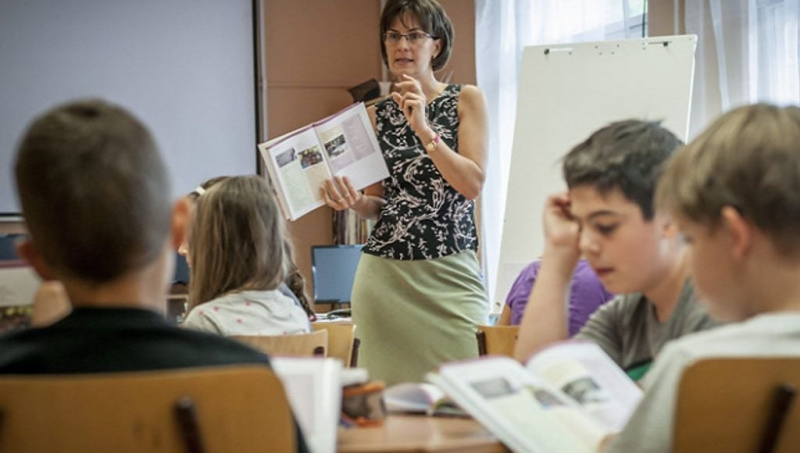 Még a pedagógusnapon is a béremeléssel „hitegeti” és a státusztörvénnyel „fenyegeti” a kormány a tanárokat