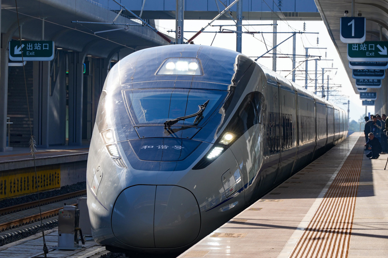 Kínai emeletes motorvonatokkal erősítenék a hazai vasutat