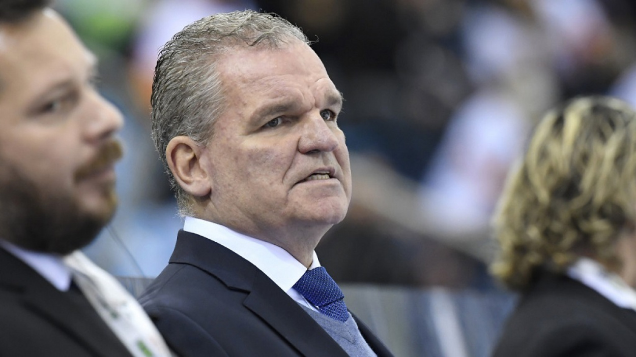 Feljuttatta a hokiválogatottat az elitbe, majd lemondott a sikerkapitány