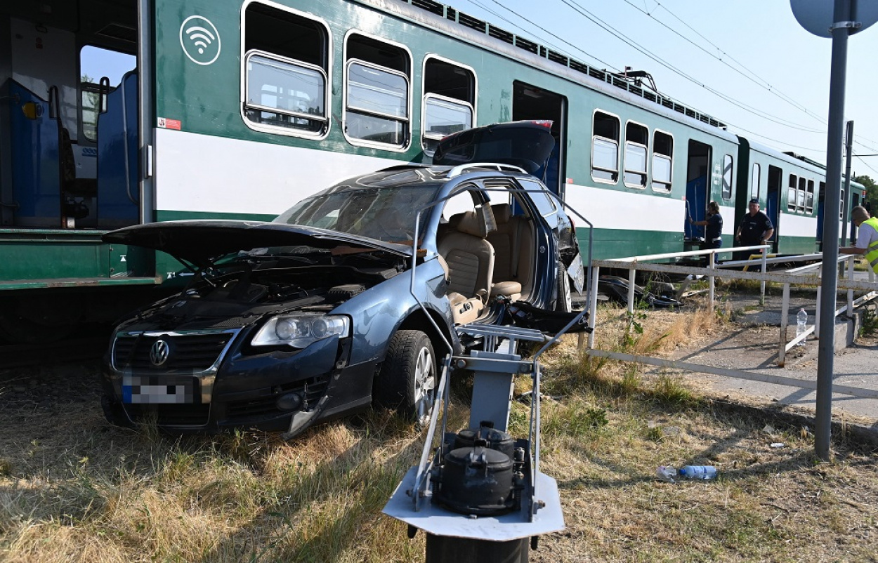 Borzalmas baleset, HÉV-vel ütközött egy személyautó