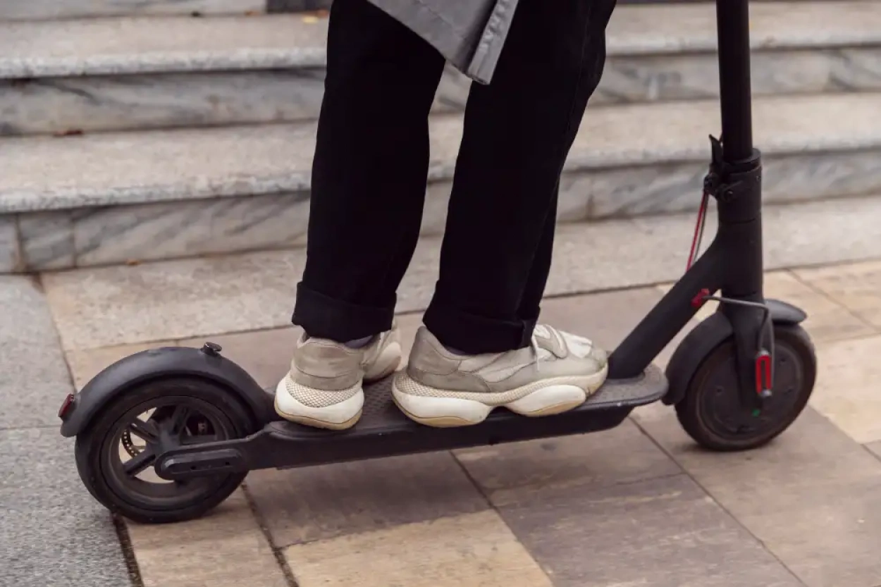 Új KRESZ változások: kötelezővé válhat a bukósisak és szabályozzák az elektromos rollereket is