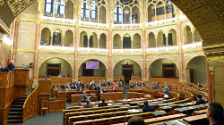 Jöhet a Brüsszel-Budapest háború újabb fejezete: az Országgyűlés nemmel szavaz a globális minimumadóra