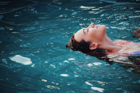  Mostantól a nők is úszhatnak félmeztelenül a medencében