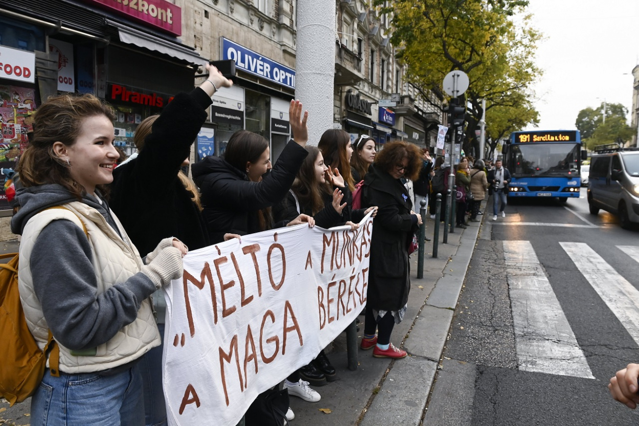 Újra utcán a pedagógusok, már több száz intézményből csatlakoztak a megmozduláshoz