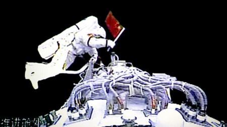  Kínaiak sétálnak az űrben
