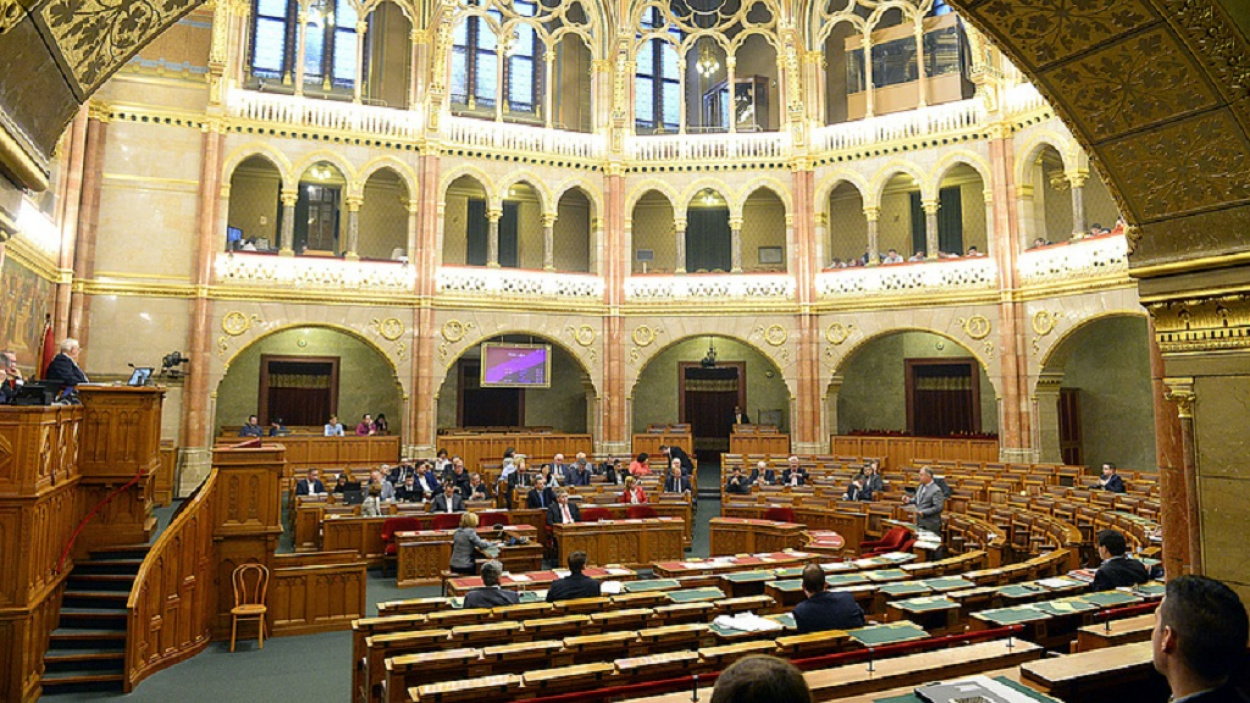 Már csak egy hetük van a rádióknak és tévéknek, hogy jelentkezzenek a politikai hirdetésekért