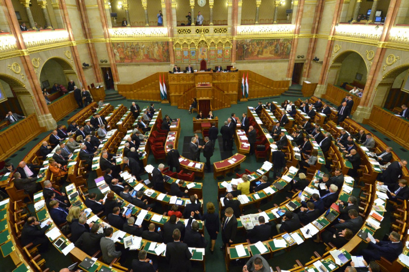 Hiába a tanárok és a diákok tiltakozása, az Országgyűlés megszavazta a státusztörvényt