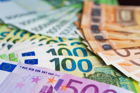  Kismértékben gyengült a forint: így áll az euró, a dollár és a svájci frank