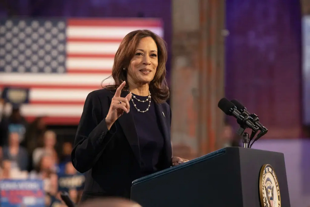 Beszédet mondott Kamala Harris a január hatodikán megrohamozott Capitolium előtt