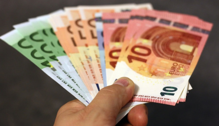  Kerüld el a mai nap a valutaváltót! Már 390 felett az euró