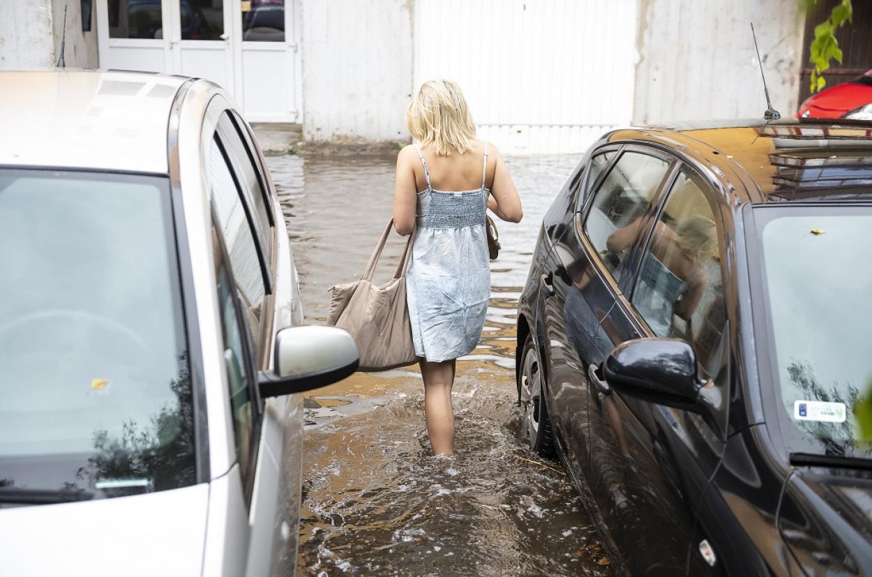 Több mint 200 helyszínre riasztották a tűzoltókat a tomboló vihar miatt